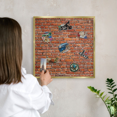 Magnettafel für Urlaubsmagnete in Goldrahmen Ziegelmotiv