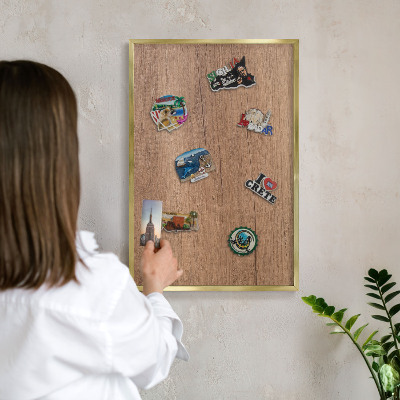 Magnettafel für Urlaubsmagnete in Goldrahmen Holzstruktur