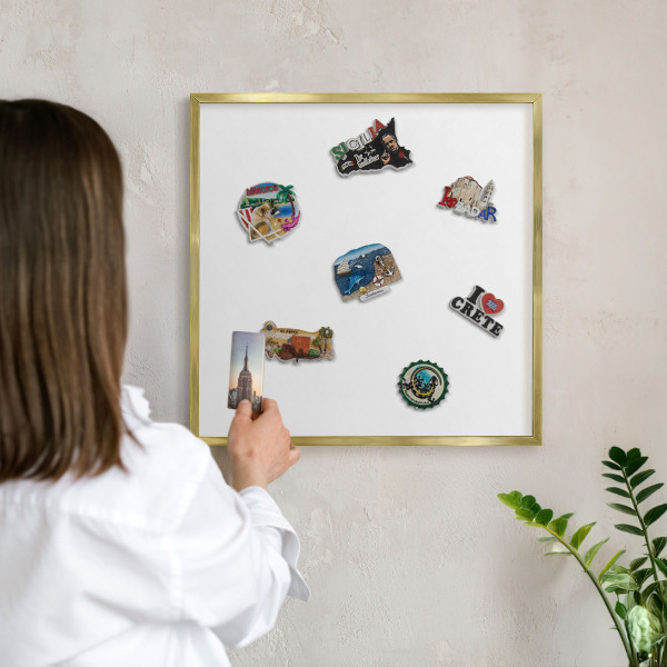 Magnettafel für Urlaubsmagnete in Goldrahmen Reinweiß