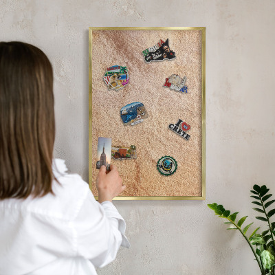 Magnettafel für Urlaubsmagnete in Goldrahmen Steintextur