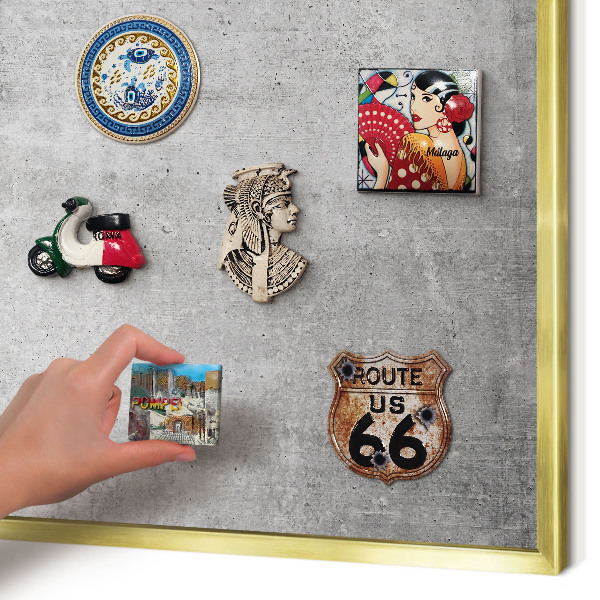 Magnettafel für Urlaubsmagnete in Goldrahmen Konkreter Minimalismus