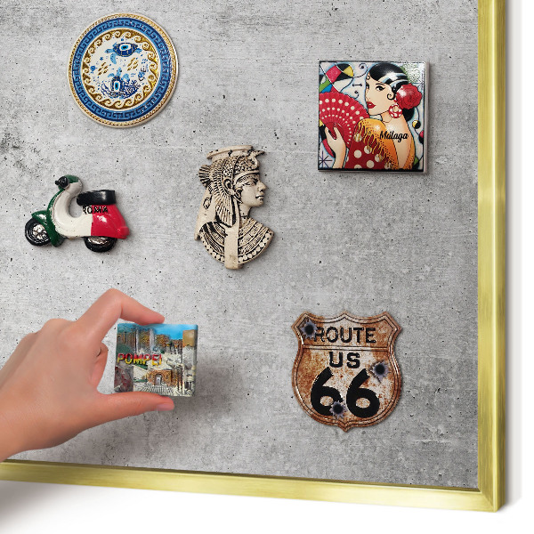 Magnettafel für Urlaubsmagnete in Goldrahmen Konkreter Minimalismus