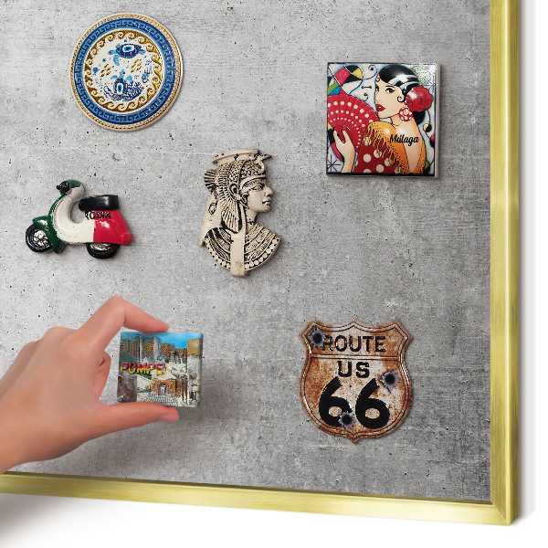 Magnettafel für Urlaubsmagnete in Goldrahmen Konkreter Minimalismus