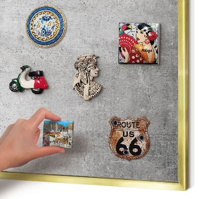 Magnettafel für Urlaubsmagnete in Goldrahmen Konkreter Minimalismus