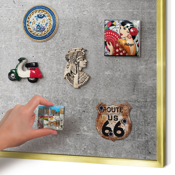 Magnettafel für Urlaubsmagnete in Goldrahmen Konkreter Minimalismus