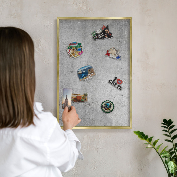 Magnettafel für Urlaubsmagnete in Goldrahmen Konkreter Minimalismus