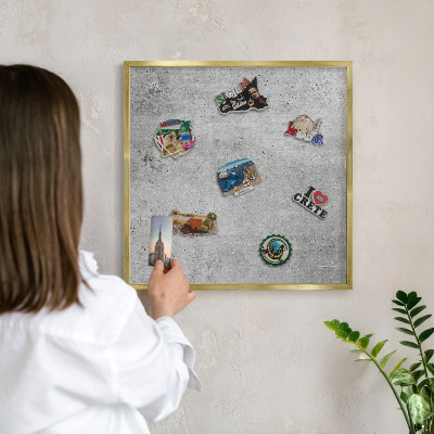 Magnettafel für Urlaubsmagnete in Goldrahmen Konkreter Minimalismus