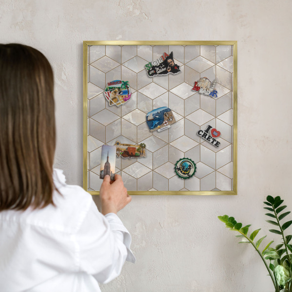 Magnettafel für Urlaubsmagnete in Goldrahmen Kubischer Hintergrund