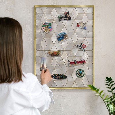 Magnettafel für Urlaubsmagnete in Goldrahmen Kubischer Hintergrund