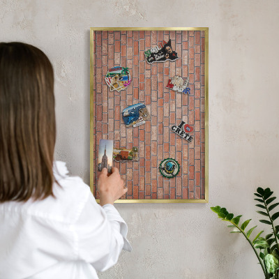 Magnettafel für Urlaubsmagnete in Goldrahmen Ziegelmauer