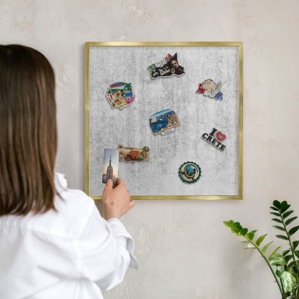 Magnettafel für Urlaubsmagnete in Goldrahmen Graue Textur
