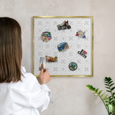 Magnettafel für Urlaubsmagnete in Goldrahmen Geometrische Symmetrie