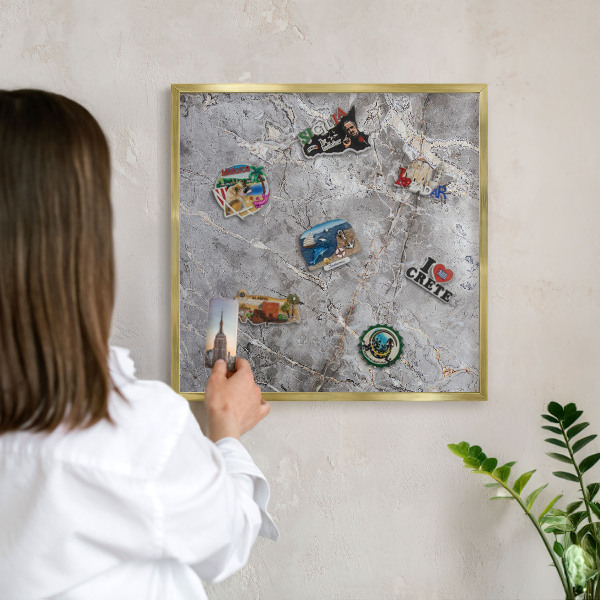 Magnettafel für Urlaubsmagnete in Goldrahmen Gemusterter Marmor