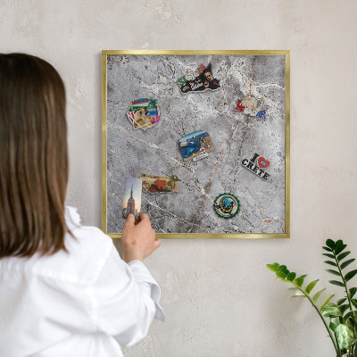 Magnettafel für Urlaubsmagnete in Goldrahmen Gemusterter Marmor