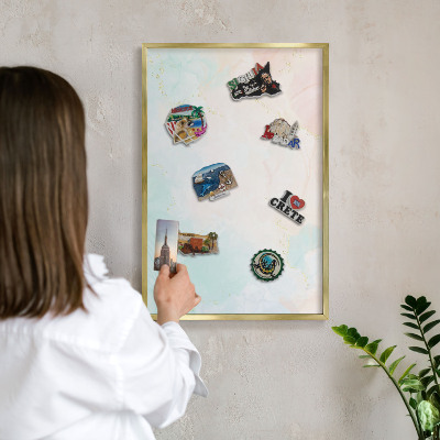 Magnettafel für Urlaubsmagnete in Goldrahmen Pastell-Eleganz