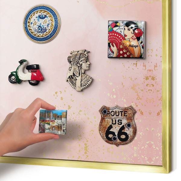 Magnettafel für Urlaubsmagnete in Goldrahmen Subtile Eleganz