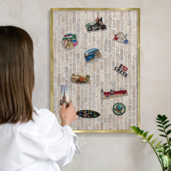 Magnettafel für Urlaubsmagnete in Goldrahmen Ziegelmuster