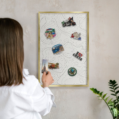 Magnettafel für Urlaubsmagnete in Goldrahmen Geometrische Eleganz