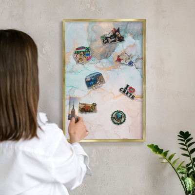 Magnettafel für Urlaubsmagnete in Goldrahmen Pastellformen