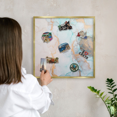 Magnettafel für Urlaubsmagnete in Goldrahmen Pastellformen