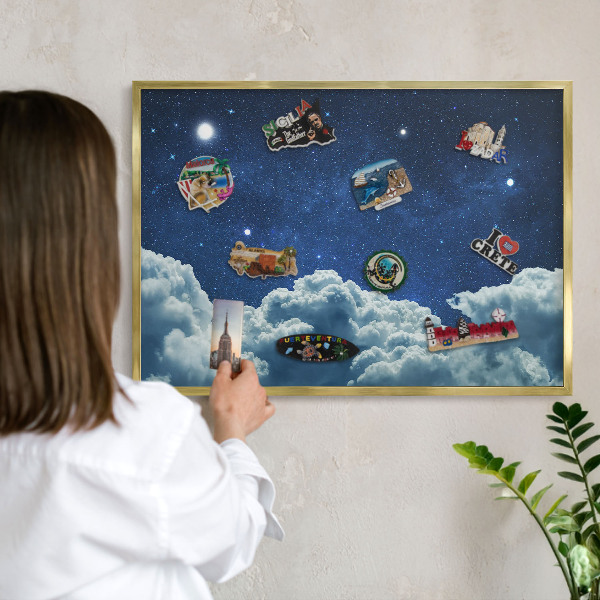 Magnettafel für Urlaubsmagnete in Goldrahmen Kosmische Nacht