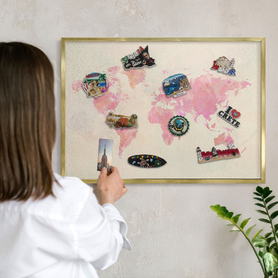 Magnettafel für Urlaubsmagnete in Goldrahmen Weltkarte