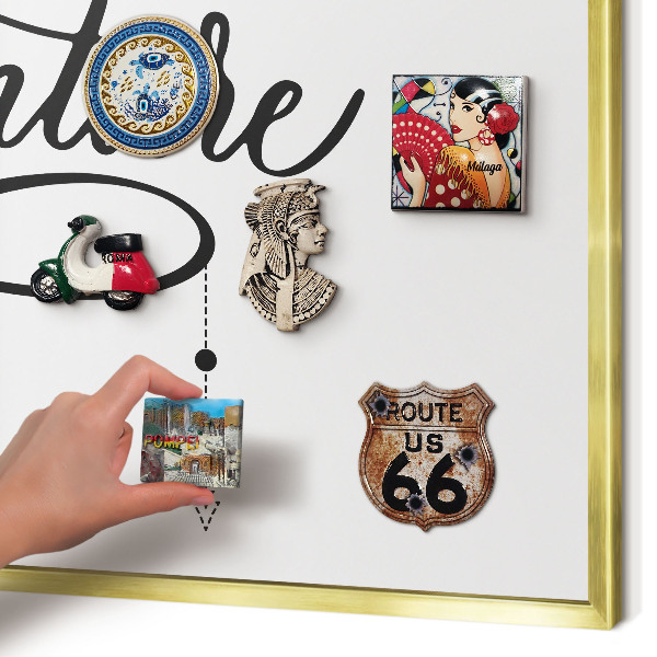 Magnettafel für Urlaubsmagnete in Goldrahmen Typografisches Abenteuer