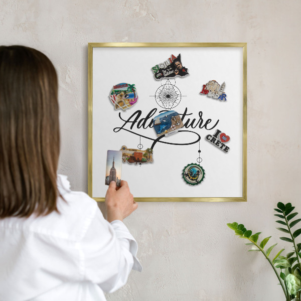Magnettafel für Urlaubsmagnete in Goldrahmen Typografisches Abenteuer