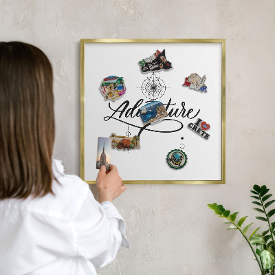 Magnettafel für Urlaubsmagnete in Goldrahmen Typografisches Abenteuer