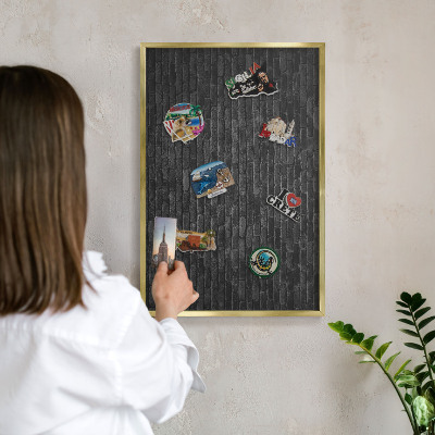 Magnettafel für Urlaubsmagnete in Goldrahmen Ziegelmauer