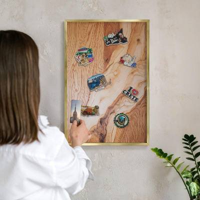 Magnettafel für Urlaubsmagnete in Goldrahmen Holzstruktur
