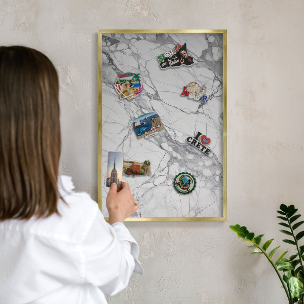 Magnettafel für Urlaubsmagnete in Goldrahmen Marmor-Eleganz