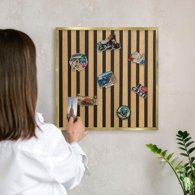Magnettafel für Urlaubsmagnete in Goldrahmen Holzrhythmen