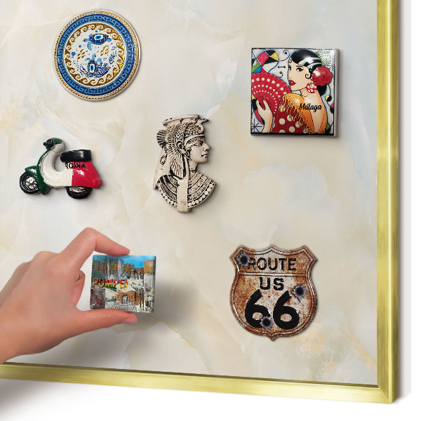 Magnettafel für Urlaubsmagnete in Goldrahmen Subtile Eleganz