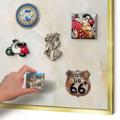 Magnettafel für Urlaubsmagnete in Goldrahmen Subtile Eleganz