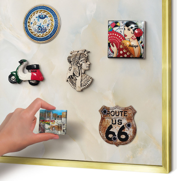 Magnettafel für Urlaubsmagnete in Goldrahmen Subtile Eleganz