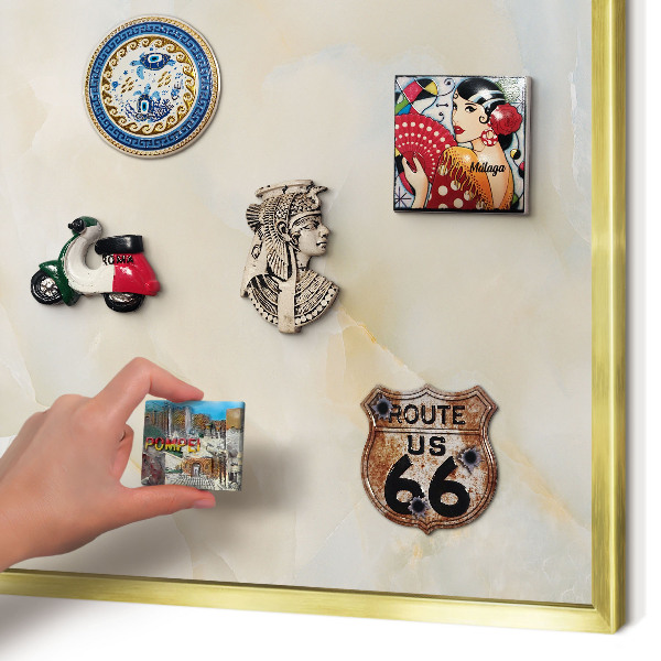 Magnettafel für Urlaubsmagnete in Goldrahmen Subtile Eleganz