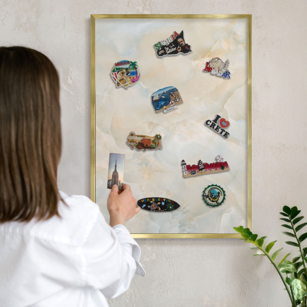 Magnettafel für Urlaubsmagnete in Goldrahmen Subtile Eleganz