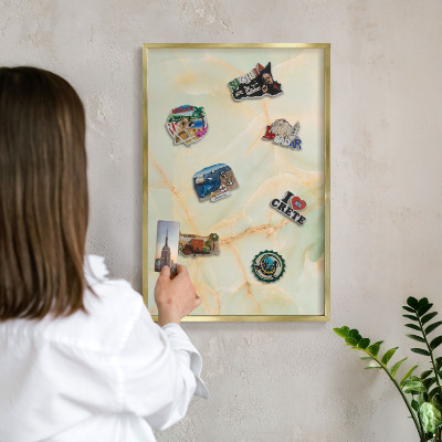 Magnettafel für Urlaubsmagnete in Goldrahmen Marmor-Eleganz