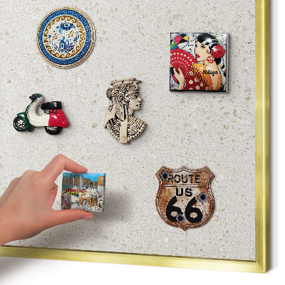 Magnettafel für Urlaubsmagnete in Goldrahmen Subtile Eleganz