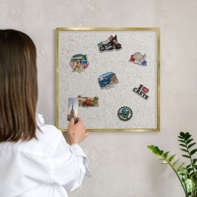 Magnettafel für Urlaubsmagnete in Goldrahmen Subtile Eleganz