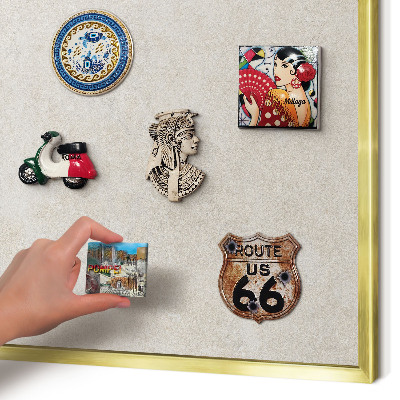 Magnettafel für Urlaubsmagnete in Goldrahmen Natürliche Eleganz