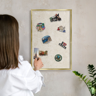Magnettafel für Urlaubsmagnete in Goldrahmen Cremige Eleganz