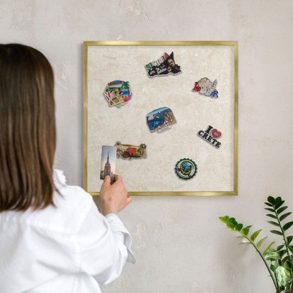 Magnettafel für Urlaubsmagnete in Goldrahmen Cremige Eleganz