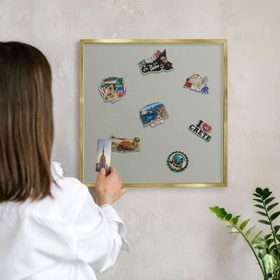 Magnettafel für Urlaubsmagnete in Goldrahmen Neutralgrau