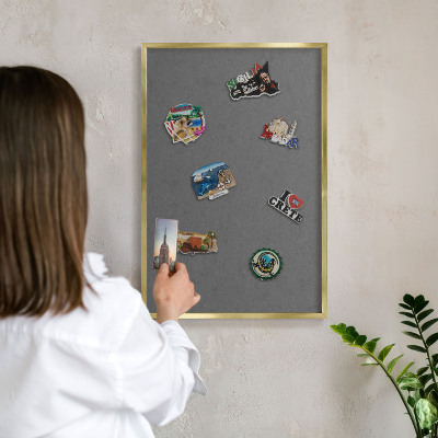Magnettafel für Urlaubsmagnete in Goldrahmen Graue Textur