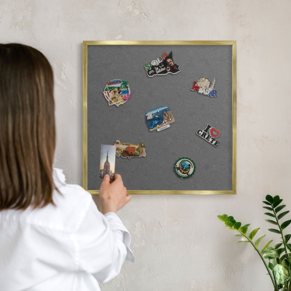Magnettafel für Urlaubsmagnete in Goldrahmen Graue Textur