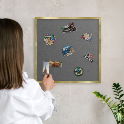 Magnettafel für Urlaubsmagnete in Goldrahmen Graue Textur