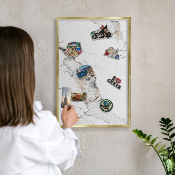 Magnettafel für Urlaubsmagnete in Goldrahmen Marmoroptik