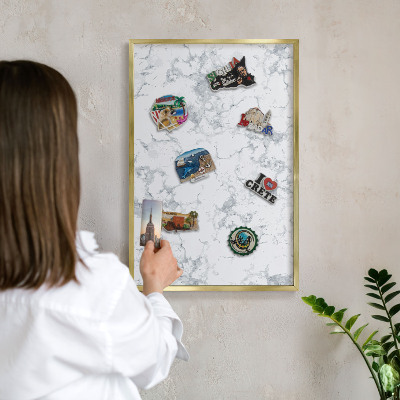 Magnettafel für Urlaubsmagnete in Goldrahmen Marmorästhetik